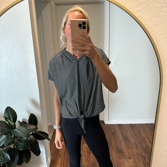 🌟SALE🌟 Lululemon knot gonna fly tee hood​​​​ - Picture 8 of 10
